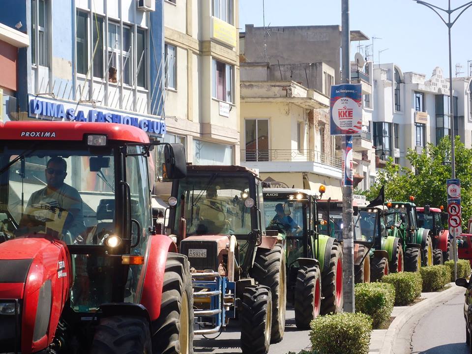 Gelecekten endişe duyan çiftçiler yollara döküldü